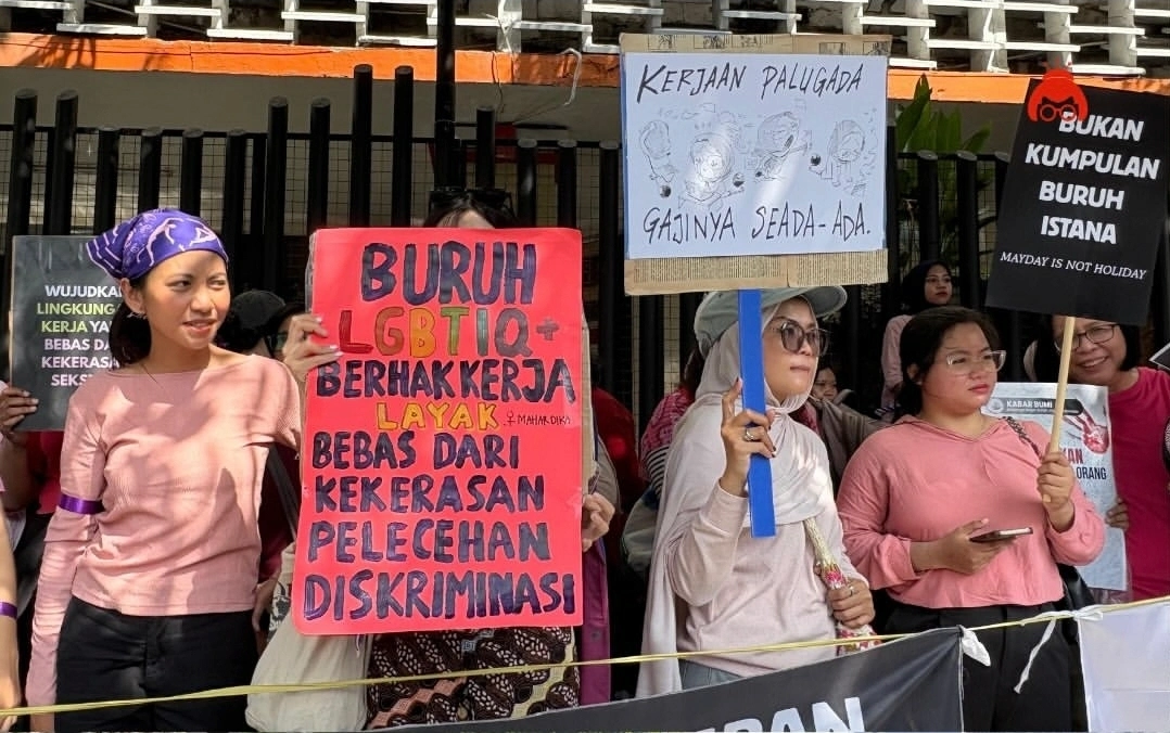 Poster mendesak inklusivitas bagi buruh LGBTQIA+ di tengah Perda diskriminatif dalam aksi Hari Buruh Sedunia oleh Aliansi Perempuan Indonesia, 1 Mei 2026 (foto: dok. Konde.co/Khoirunnisa Nur Fitria)