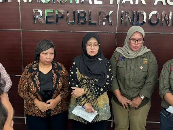 Ernawati dari Koalisi Buruh Sawit (paling kanan) bersama Anis Hidayah dari Komnas Perempuan (paling kiri) dalam konpers yang dihadiri media pada Rabu (17/6). Dok: Nurul Nur Azizah/Konde.co