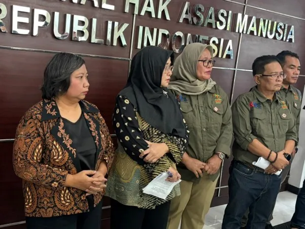 Herwin Nasution (kedua kanan kacamata) saat konpers di Komnas HAM. Dok: Nurul Nur Azizah/Konde.co
