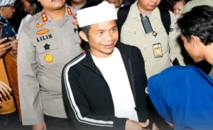 Bupati Purwakarta Saepul Bahri Binzein yang menciptakan lagu 'Lalaki Langit, Lalanang Bejat' dengan lirik yang misoginis. (sumber foto: Instagram @prokompimpurwakarta)