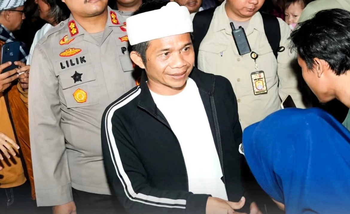 Bupati Purwakarta Saepul Bahri Binzein yang menciptakan lagu 'Lalaki Langit, Lalanang Bejat' dengan lirik yang misoginis. (sumber foto: Instagram @prokompimpurwakarta)