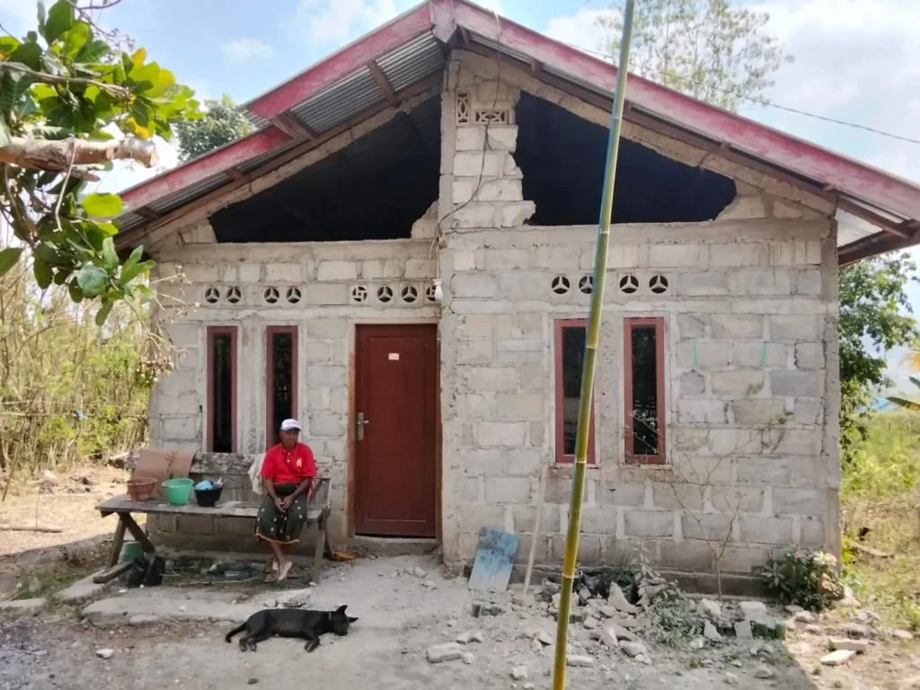 Kerusakan rumah warga di Dusun Malapoma, Nagekeo, Flores Barat, Nusa Tenggara Timur usai diguncang gempa pada Sabtu, 15 Agustus 2026. (foto: dok. Hermina Mawa (Mince))