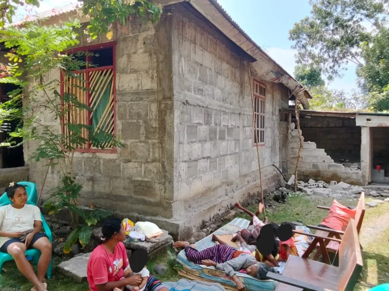 Warga Dusun Malapoma, Nagekeo, Flores Barat, Nusa Tenggara Timur memilih berdiam di pekarangan rumah usai diguncang gempa pada Sabtu, 15 Agustus 2026. (foto: dok. Hermina Mawa (Mince))