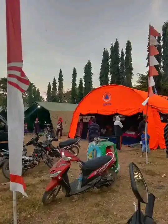 Tenda pengungsian warga di Flores, Nusa Tenggara Timur usai diguncang gempa pada Sabtu, 15 Agustus 2026. (foto: dok. Regina)