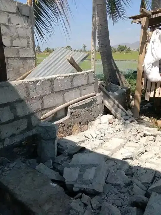 Kerusakan rumah warga di Flores, Nusa Tenggara Timur usai diguncang gempa pada Sabtu, 15 Agustus 2026. (foto: dok. Regina)