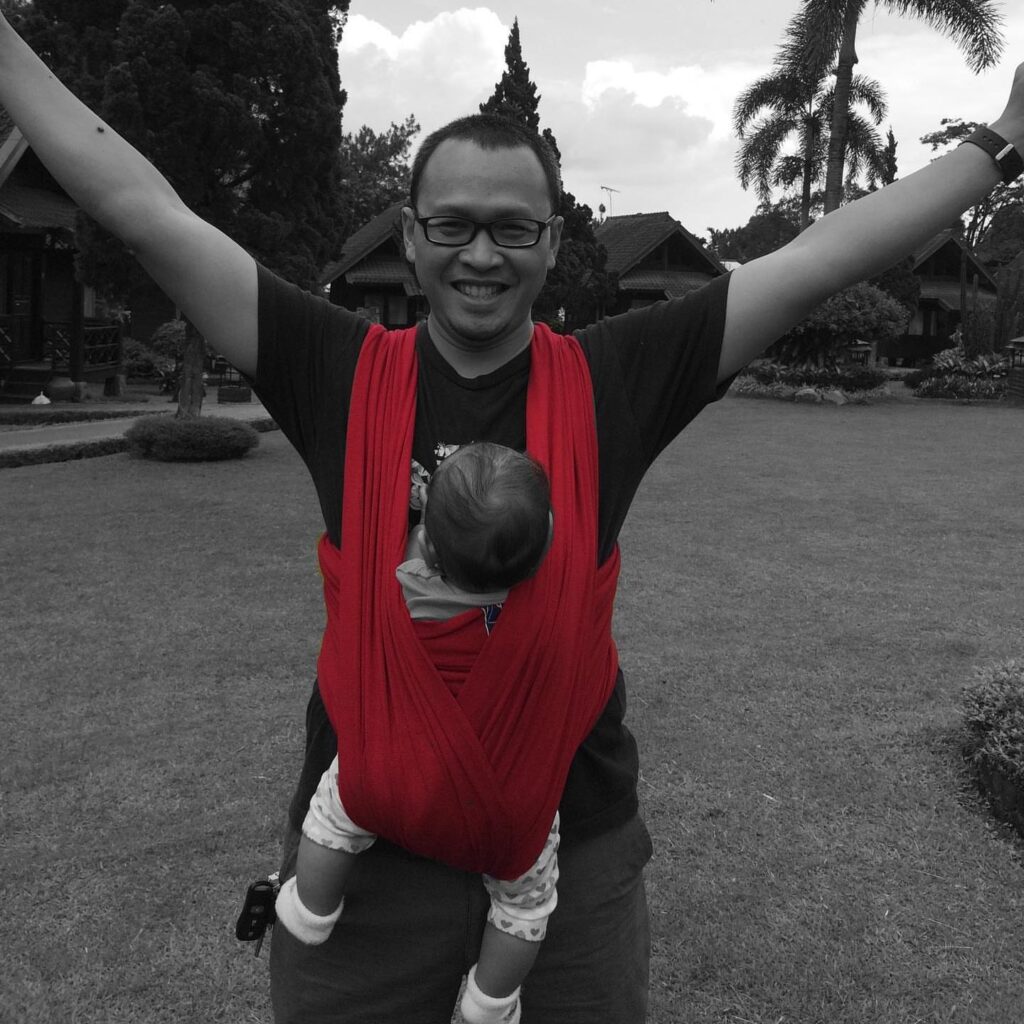 (Rahmat Hidayat saat menggendong anaknya. Dok: Pribadi)