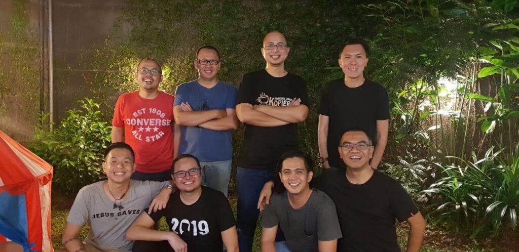 (Rahmat Hidayat (kedua kiri atas) bersama tim AyahASI Indonesia. Dok: Pribadi)