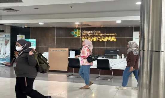 Upaya mendatangi Icu saat mendampingi F di Gedung Kencana, RSCM, Jakarta pada Jumat (18/9). (Dok: Nurul Nur Azizah/Konde.co)