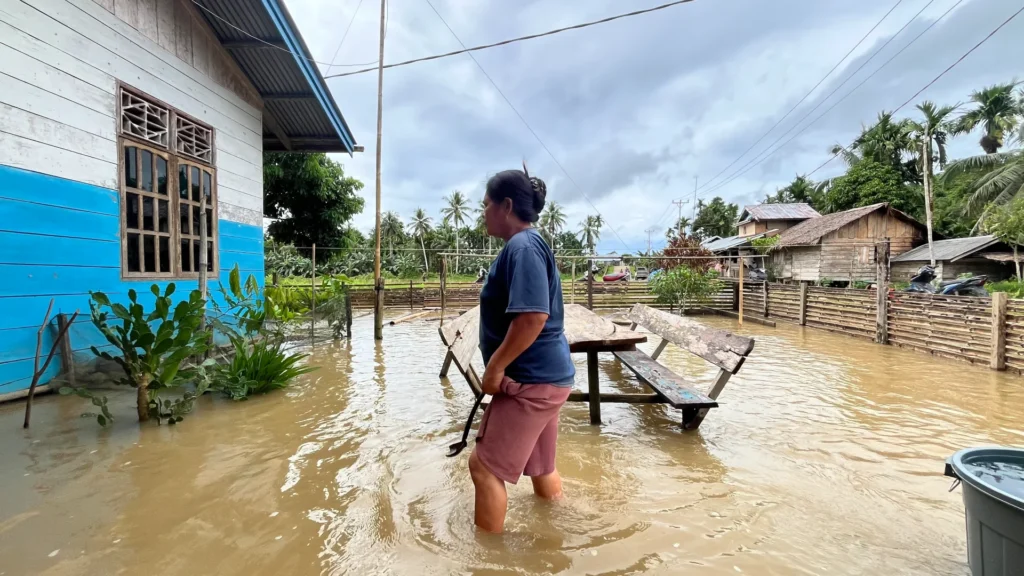 Kesya di depan rumahnya yang tergenang banjir di Dusun Sirilanggai, Desa Malancan, Kecamatan Siberut Utara, Kabupaten Kepulauan Mentawai. (Foto: dok. Konde.co/Laras Ciptaning Kinasih)