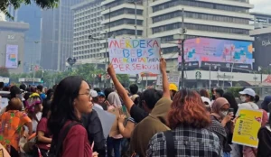 Poster yang menyerukan hak keragaman gender dan seksualitas di aksi Women's March Jakarta 2024 (foto: dok. Konde.co/Salsabila Putri Pertiwi)