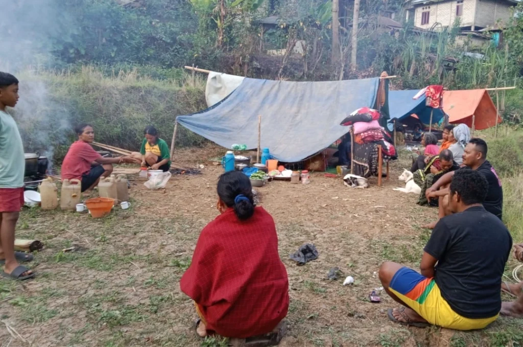 Situasi perempuan dan kelompok rentan di pengungsian pasca-gempa Flores, NTT. (sumber foto: Instagram @floresadotco)