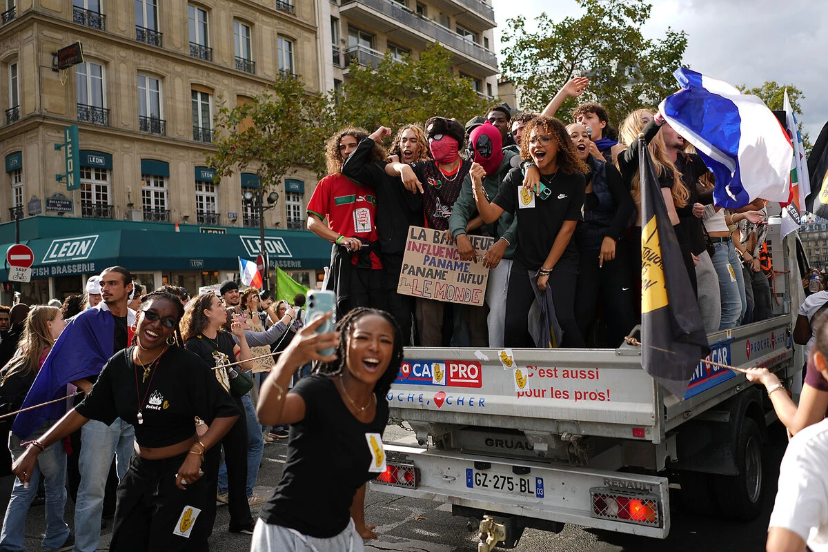 Para pelajar menyerukan protes dalam aksi demonstrasi di Paris, Prancis, 13 Oktober 2026. (sumber foto: The Christian Science Monitor / Thibault Camus/AP)