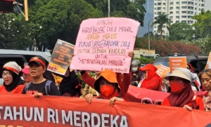 Demo mendesak pengesahan RUU PPRT, yang kini telah menjadi UU PPRT, di Gedung DPR RI pada Agustus 2024 (foto: dok. Konde.co/Salsabila Putri Pertiwi)