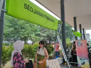 Booth Sedjarah Pakaian di JILF 2026 (foto: dok. Konde.co/Luviana Ariyanti)