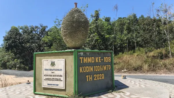 Tugu Durian yang dibangun seiring pembangunan TMMD di Bi’ih. (Foto: Luthfi Maulana A/Konde.co)