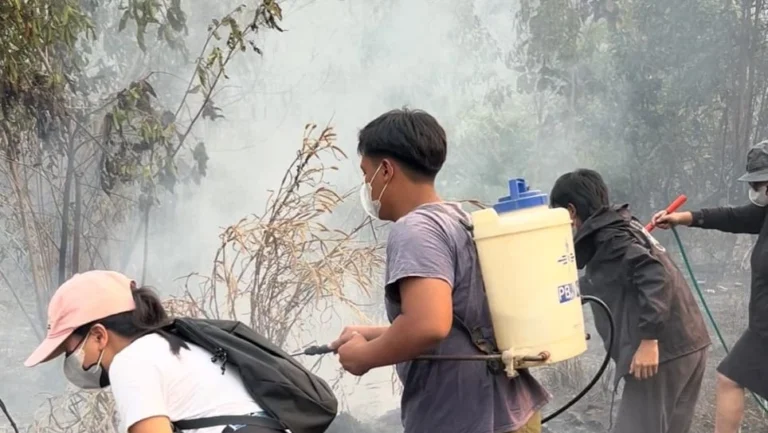 Upaya pemadaman karhutla di lahan gambut Kalimantan. (Foto: dok. F. Deliana Winki)
