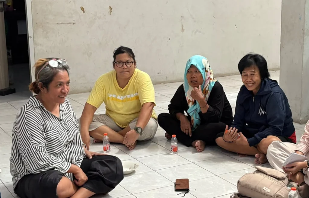 Sherli dan para perempuan warga Kampung Susun Bayam dalam acara Konde Walking Tour #1 (foto: dok. Konde.co/Khoirunnisa Nur Fitria)