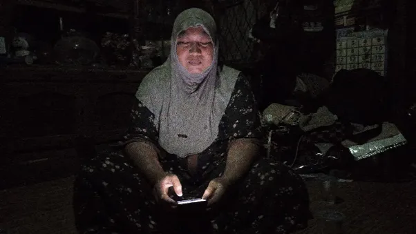 Nurmahdiah (45) di rumahnya yang dikelilingi tambang batubara liar dan terkena pemadaman bergilir. (Foto: Luthfi Maulana Adhari/Konde.co)