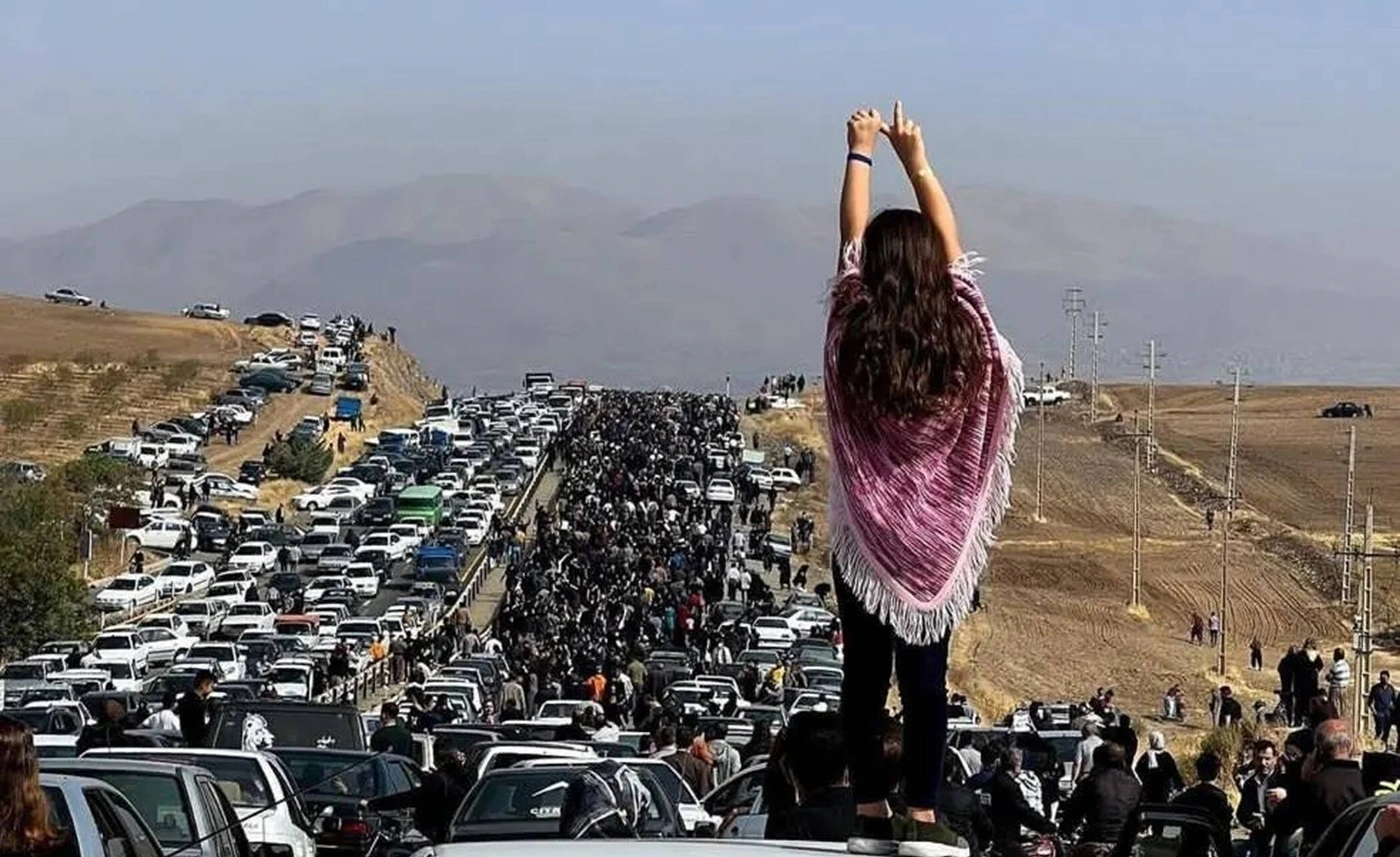 Massa mengantar jenazah Mahsa Jina Amini, perempuan yang dibunuh pemerintah Iran karena melepas hijab di Teheran pada 26 Oktober 2022. (sumber foto: IMAGO / ZUMA Wire / Social Networks)