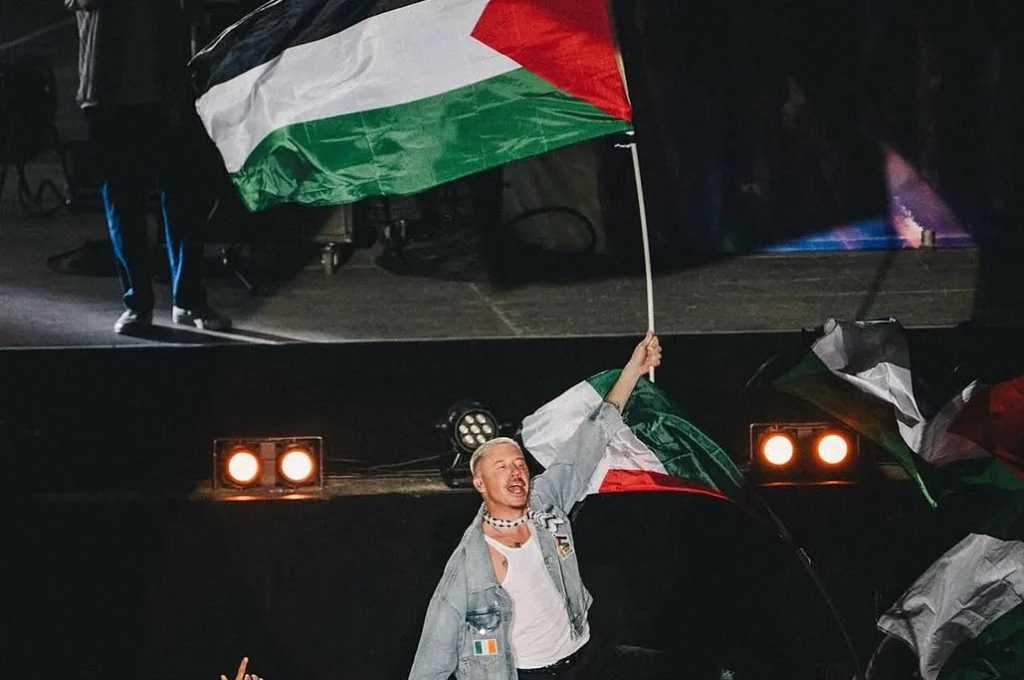 Macklemore mengibarkan bendera Palestina di konsernya (sumber foto: Instagram @macklemore)