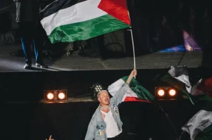 Macklemore mengibarkan bendera Palestina di konsernya (sumber foto: Instagram @macklemore)