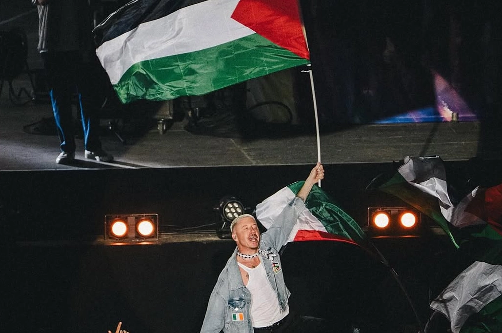 Macklemore mengibarkan bendera Palestina di konsernya (sumber foto: Instagram @macklemore)